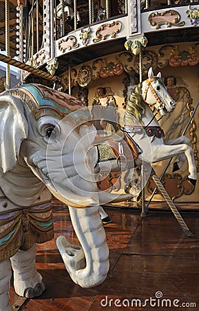 olifant-en-paard-op-de-carrousel-van-het-kermisterrein-thumb7643361.jpg